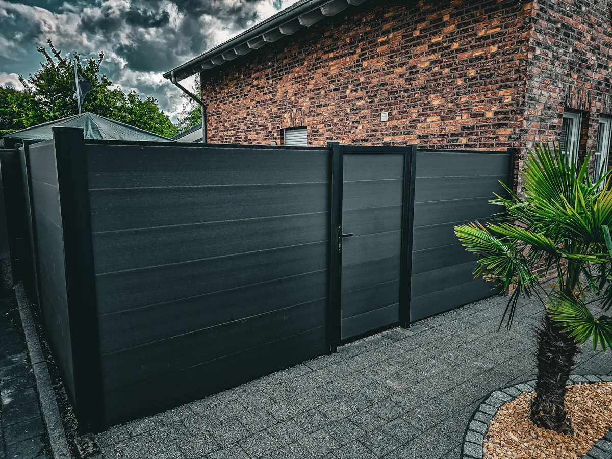 Aluminium-Einfahrtstor mit Pforte – Torbau Düren