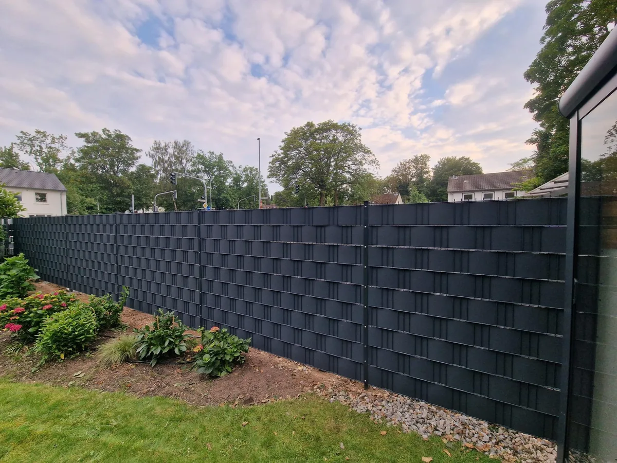 Doppelstabmattenzaun mit Sichtschutzstreifen – Zaunbau Düren